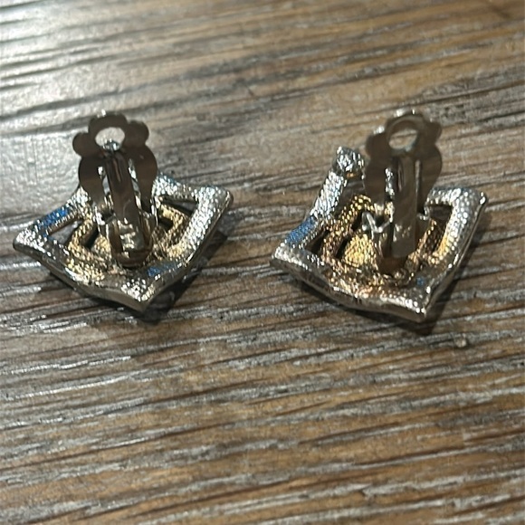 Vintage Clip On Earrings - Picture 4 of 8